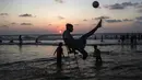 Pemuda Palestina Mohammed Eliwa menendang bola saat bermain di pantai di Kota Gaza (20/9/2019). Eliwa 17 tahun dan Ahmed al-Khoudari 20 tahun kehilangan satu kakinya saat bentrok di perbatasan Israel. (AFP Photo/Mahmud Hams)