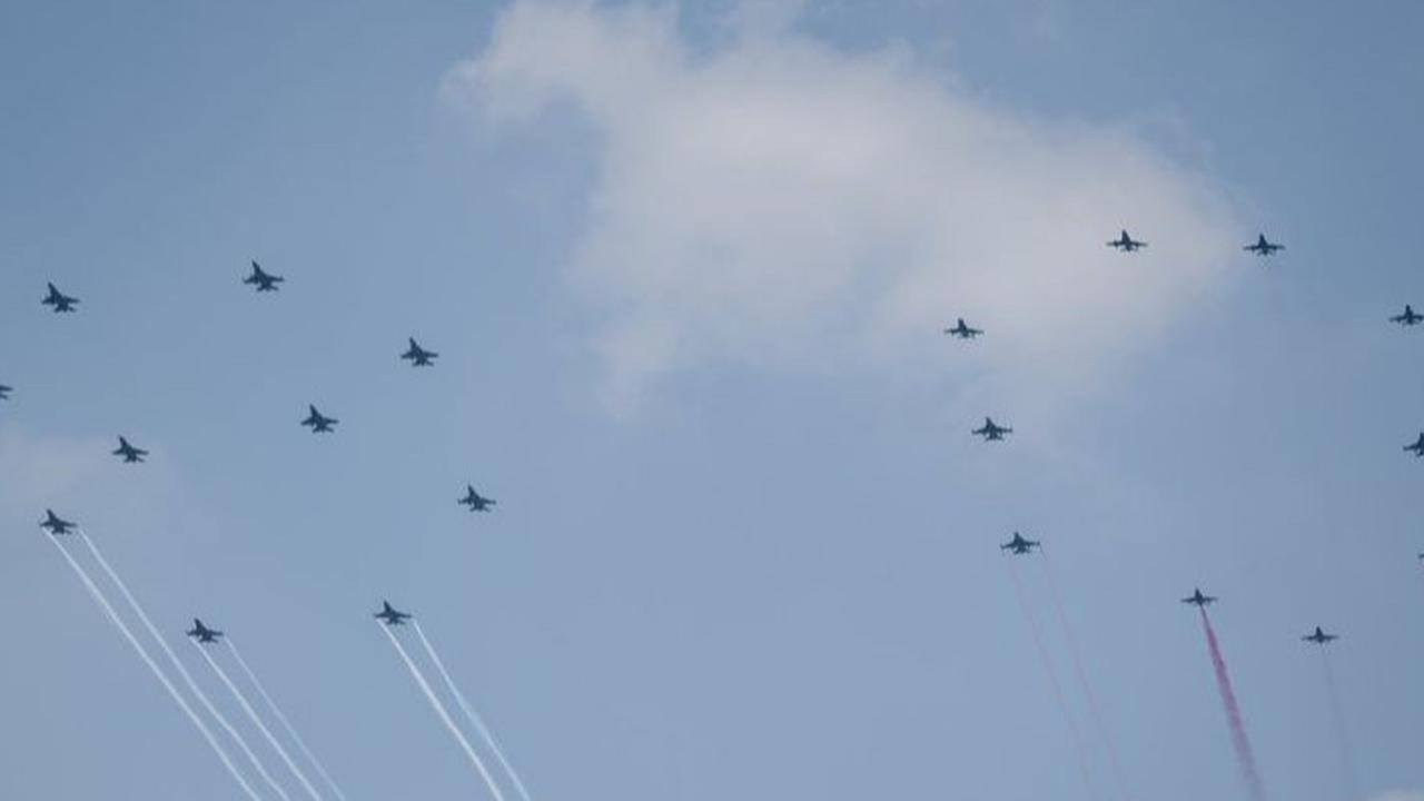 VIDEO: Prabowo Terpukau! Manuver Pesawat F-16, Tim Aerobatik Jupiter Pasukan TNI di HUT RI