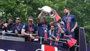 Pawai dengan bus terbuka dilakukan PSG di ibu kota, melintasi Champs-Elysees, jalan paling terkenal di Prancis. (AP Photo/Thibault Camus)