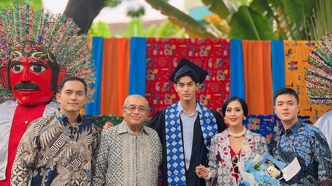 Terpantau, Diah tampil cantik dengan mengenakan blazer bermotif yang dipadu dengan celana putih, melengkapi penampilannya dengan tas kecil dan kacamata hitam.