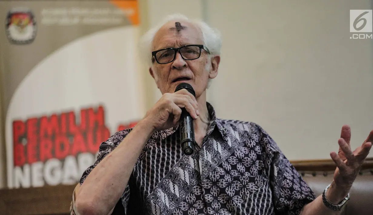 Rohaniwan Franz Magnis Suseno (kiri) saat menjadi narasumber diskusi di Media Center KPU RI, Jakarta, Rabu (6/3). Diskusi bertemakan 'tantangan mewujudkan pemilu damai'. (Liputan6.com/Faizal Fanani)