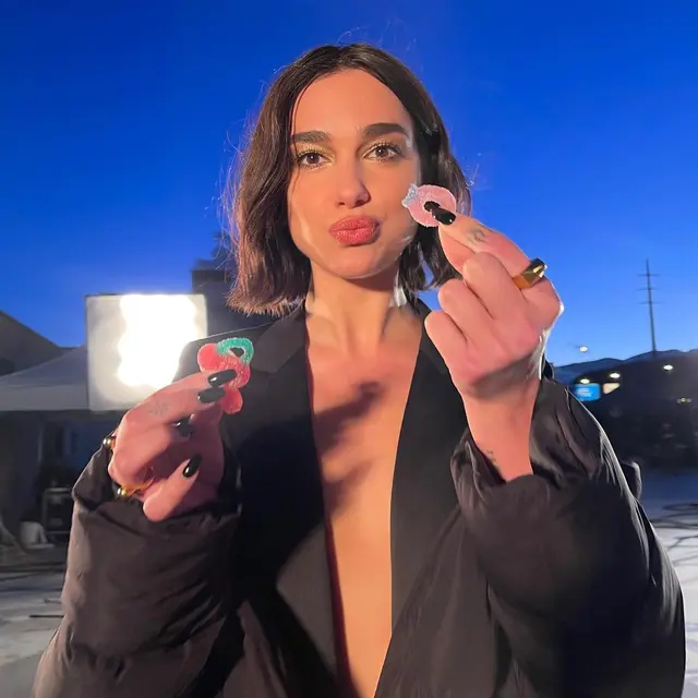 Dua Lipa Sambut 2022 dengan Rambut Bob, Akankah Jadi Tren Rambut 2022?