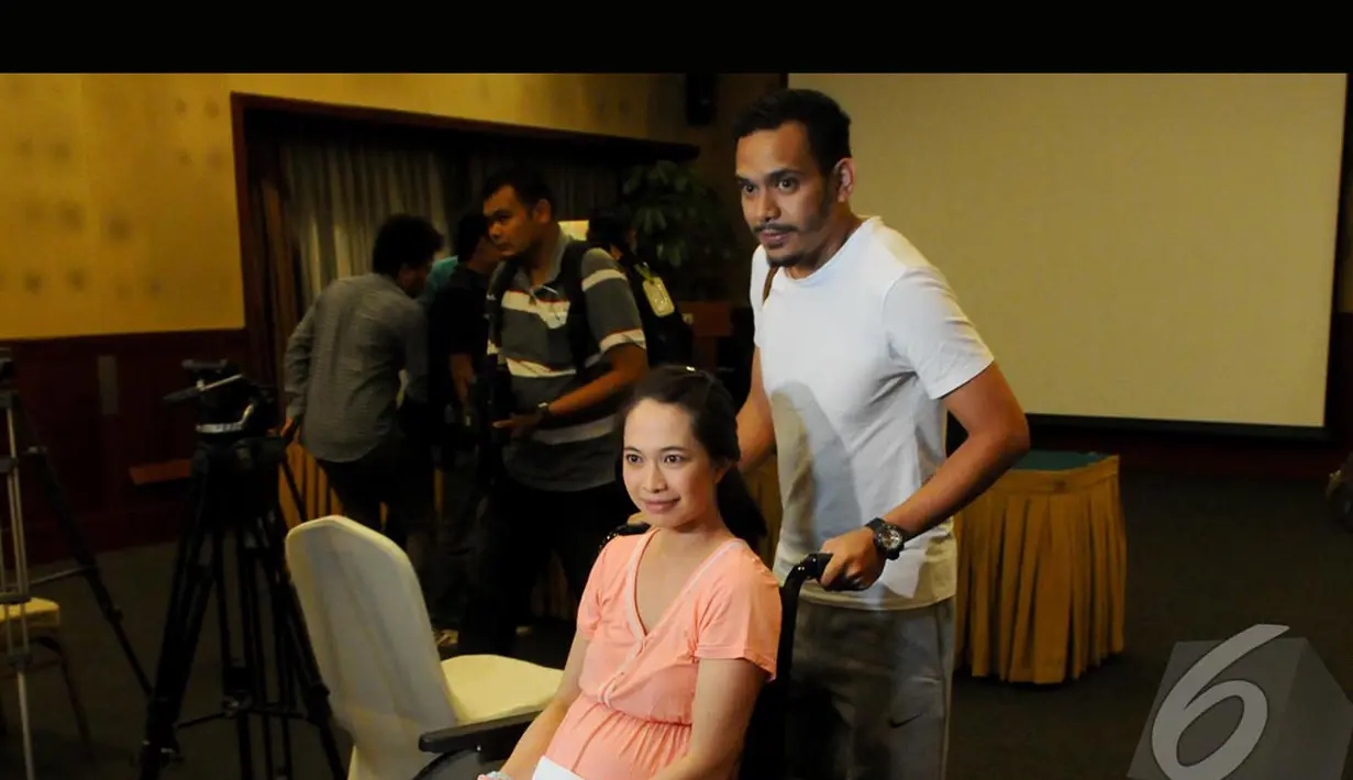 Verlita Evelyn didorong suaminya dengan kursi roda usai melahirkan di Rumah Sakit (RS) Pondok Indah, , Jakarta, Minggu (27/7/2014)  (Liputan6.com/Andrian M Tunay)