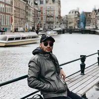 Tak hanya menikmati wisata Indonesia, Refal Hady juga berlibur ke luar negeri. Ketika liburan ke luar negeri, penampilan aktor sekaligus model itu menyesuaikan dengan musim negara yang ia kunjungi. (Liputan6.com/IG/@refalhady)