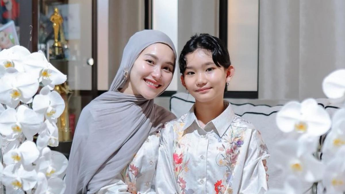 8 Model Gamis ala Artis saat Idul Adha 2025, dari Ayu Ting Ting hingga Cut Meyriska