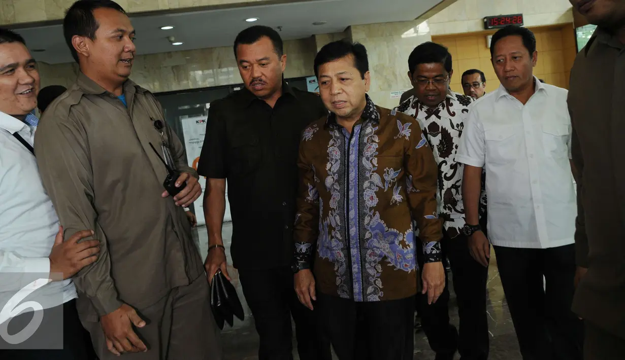 Setya Novanto berjalan meninggalkan lokasi usai menjalani pemeriksaan, di Gedung KPK, Jakarta, Selasa (13/12). Ketum Partai Golkar tersebut memenuhi panggilan KPK untuk diperiksa sebagai saksi kasus dugaan korupsi e-KTP. (Liputan6.com/Helmi Affandi)