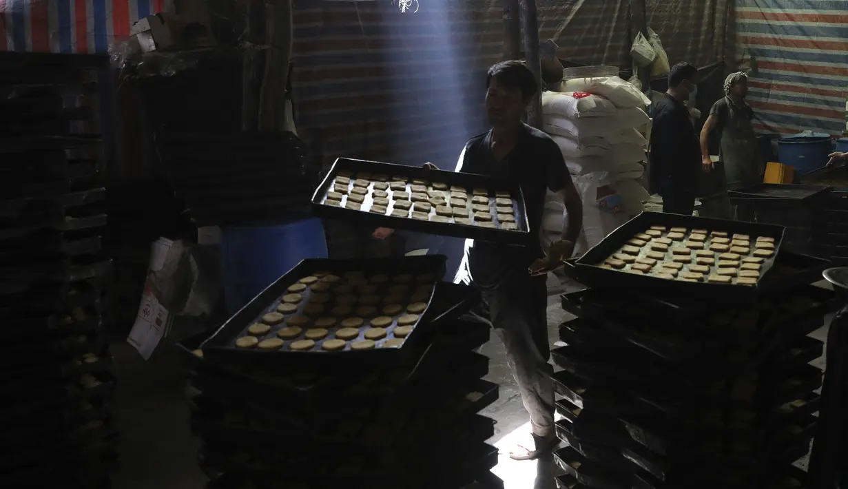 Pembuat roti menyiapkan penganan manis di toko roti tradisional menjelang bulan puasa Ramadan mendatang, di Kabul, Afghanistan, pada 7 April 2021. Sebentar lagi, umat Muslim di seluruh dunia akan menyambut bulan Ramadan.  (AP Photo / Rahmat Gul)