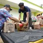 Tim dan relawan AXA Mandiri menyalurkan bantuan paket sembako, obat-obatan, layanan kesehatan dan air bersih dari karyawan AXA Mandiri di Cianjur, Jawa Barat (12/12/2022). (Liputan6.com)