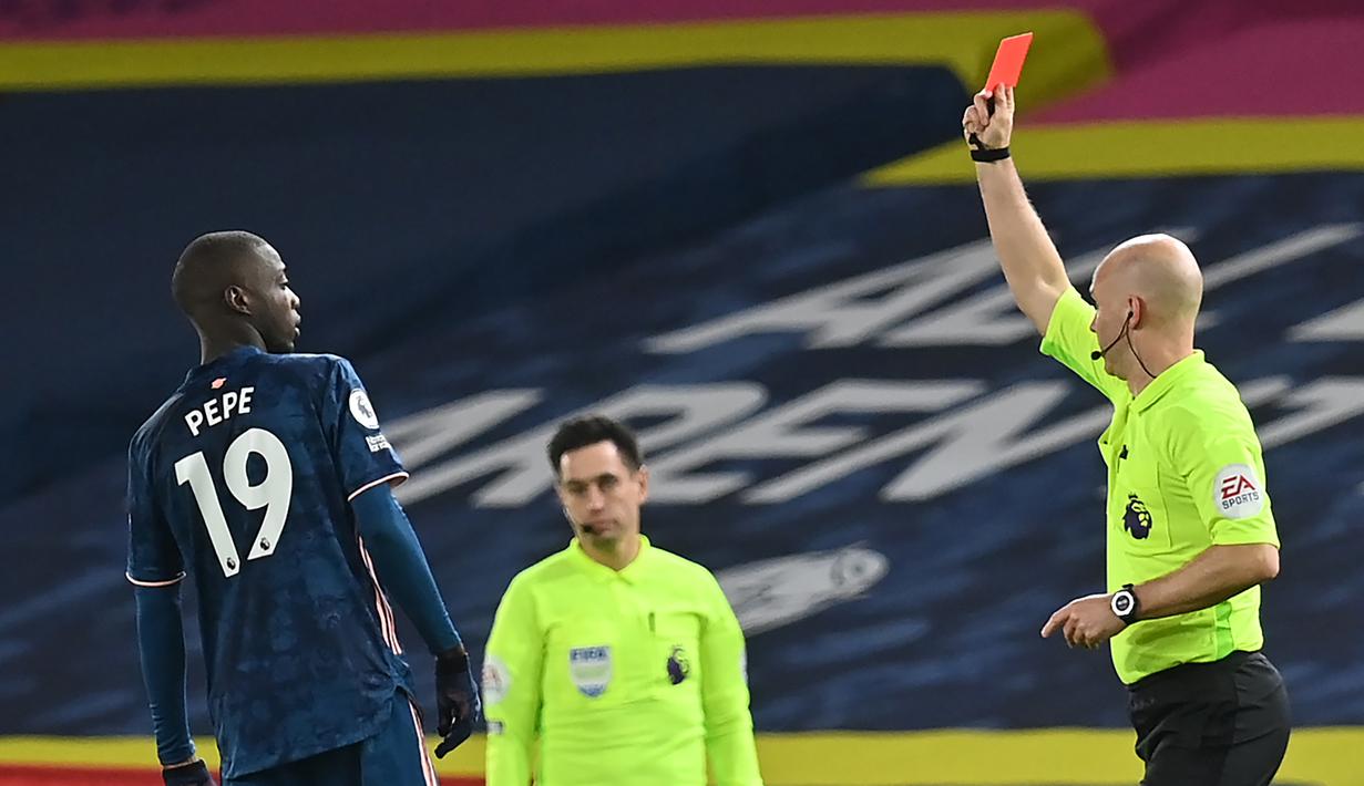 Wasit Anthony Taylor memberi kartu merah kepada gelandang Arsenal, Nicolas Pepe, dalam laga lanjutan Liga Inggris pekan ke-9 di Elland Road Stadium, Leeds, Minggu (22/11/2020). Arsenal bermain imbang 0-0 dengan Leeds United (AFP/Paul Ellis/Pool)