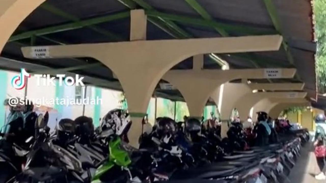 Untungnya, parkiran di sekolah ini tak dibedakan berdasarkan warnanya juga.