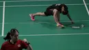 Pebulutangkis Indonesia, Fitriani, terjatuh saat melawan Busanan Ongbumrungpan pada final beregu putri SEA Games 2019 di Muntinlupa Sports Complex, Manila, Selasa (3/12). Kalah 1-3, Indonesia hanya meraih perak. (Bola.com/M Iqbal Ichsan)