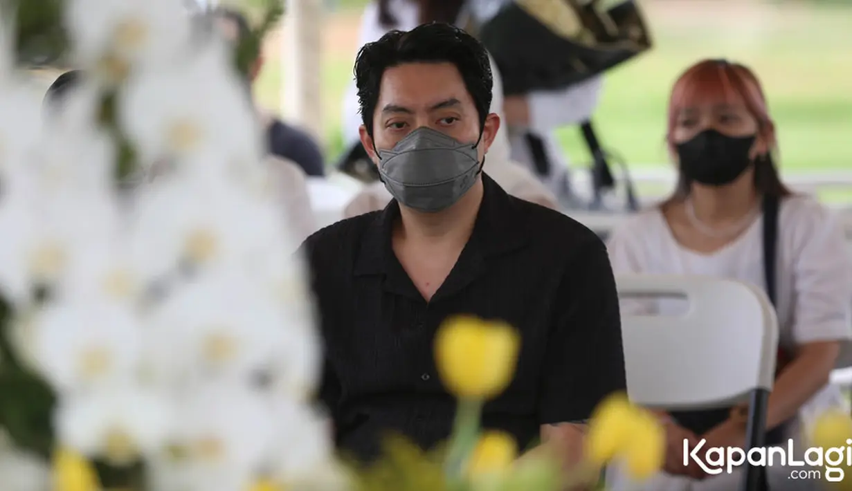 Duka menyelimuti Edric Tjandra dan keluarga. Benny Effendi Tjandra yang merupakan ayah dari Edric Tjandra meninggal dunia pada Senin, 20 Oktober 2023, di usia 71 tahun. Ayah Edric menghembuskan napas terakhirnya di Rumah Sakit Mitra Keluarga Kemayoran. [KapanLagi.com/Budy Santoso]