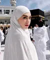 Celine Evangelista kembali menjadi sorotan setelah resmi menjadi mualaf dan menjalani ibadah umrah.  [@celie_evangelista].