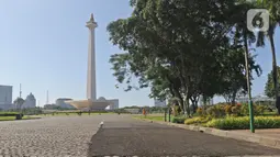 Contoh aspal lintasan Formula E terlihat di kawasan Monas, Jakarta, Minggu (23/2/2020). Aspal untuk sirkuit Formula E di uji coba di Monas, lokasi pengaspalan itu berada di Monas bagian timur. Pengaspalan dilakukan dengan dua metode, sandsheet dan geotextile. (Liputan6.com/Herman Zakharia)