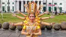 Penari menampilkan tarian daerah saat pagelaran Hari Tari Sedunia di kawasan Taman Fatahillah, Kota Tua, Jakarta, Sabtu (6/5/2023). (Liputan6.com/Angga Yuniar)