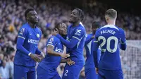 Para pemain Chelsea&nbsp;merayakan gol Cole Palmer ke gawang Burnley pada lanjutan Liga Inggris 2023/2024 di Stamford Bridge, Sabtu (30/3/2024) malam WIB. (AP Photo/Kin Cheung)