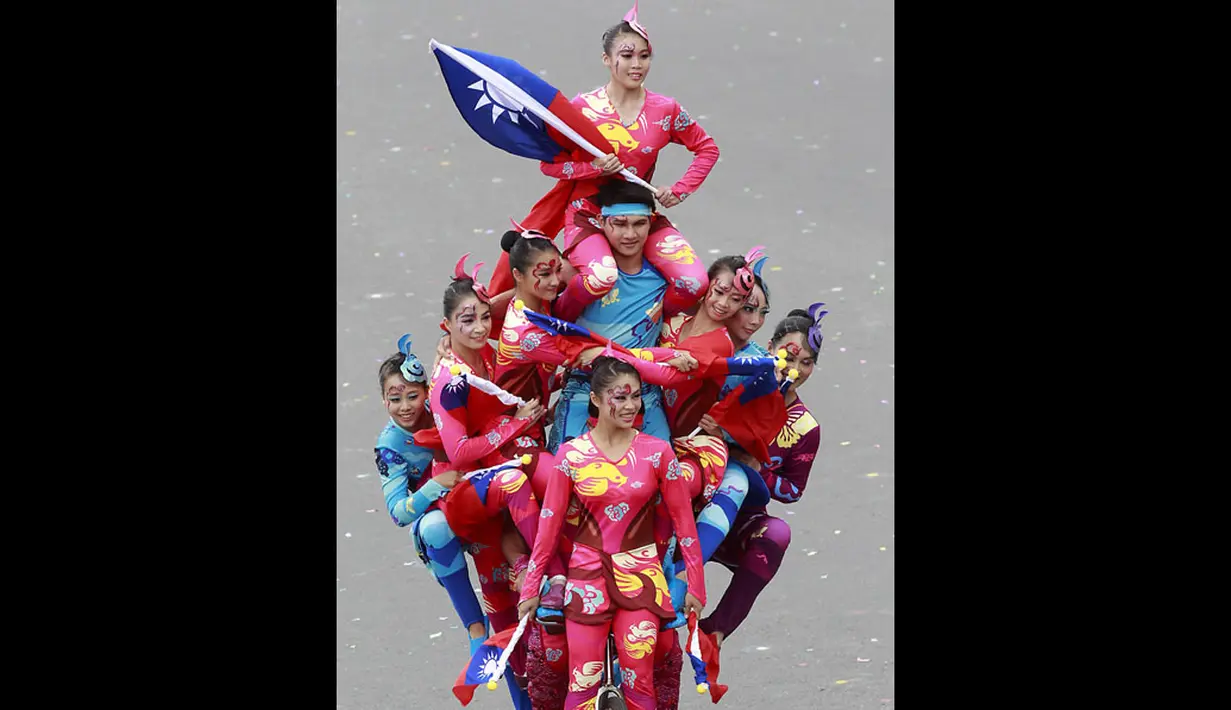 Sejumlah penari melakukan atraksi saat memeriahkan perayaan Hari Nasional Taiwan di depan Kantor Kepresidenan di Taipei, (10/10/2014). (REUTERS/Pichi Chuang)