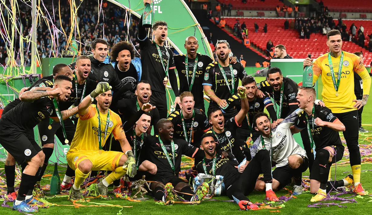 Para pemain Manchester City merayakan kemenangan laga final Piala Liga Inggris setelah mengalahkan Aston Villa di Stadion Wembley, London, Minggu (1/3/2020). Manchester City memastikan trofi Piala Liga Inggris ketiga secara beruntun setelah menang 2-1 atas Aston Villa. (Glyn KIRK/AFP)