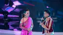 Aksi pedangdut Fildan dan Zaskia Gotik saat tampil dalam Indonesian Dangdut Awards 2018 di Studio 5 Indosiar, Jakarta, Jumat (12/10). Mereka membawakan lagu Koi Mil Gaya dan Tum Hi Ho. (Liputan6.com/Faizal Fanani)