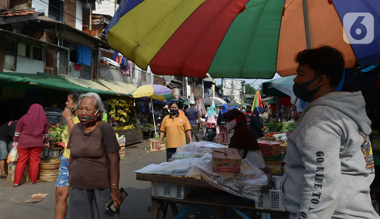 Suasana pasar Karang Anyar saat penyemprotan cairan disinfektan, Jakarta Pusat, Rabu (24/6/2020). Penyemprotan cairan disinfektan yang dilakukan tesebut untuk memutus penyebaran virus corona (COVID-19) pada PSBB Transisi new normal. (merdeka.com/Imam Buhori)