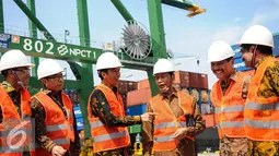 Presiden Jokowi dan pejabat negara saat meninjau New Priok Container Terminal (NPCT) 1, Jakarta, (13/9). Terminal diproyeksikan dapat melayani kapal petikemas berkapasitas I3.000-15.000 TEUs dengan bobot di atas 150.000 DWT. (Liputan6.com/Faizal Fanani)