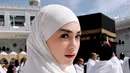 Celine Evangelista kembali menjadi sorotan setelah resmi menjadi mualaf dan menjalani ibadah umrah.  [@celie_evangelista].