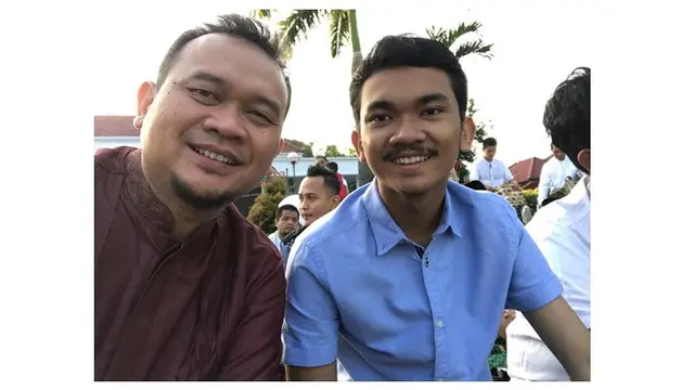 Cak Lontong saat sholat Idul Fitri bersama dengan putra kesayangannya, Fariez Luhur Prihastama.