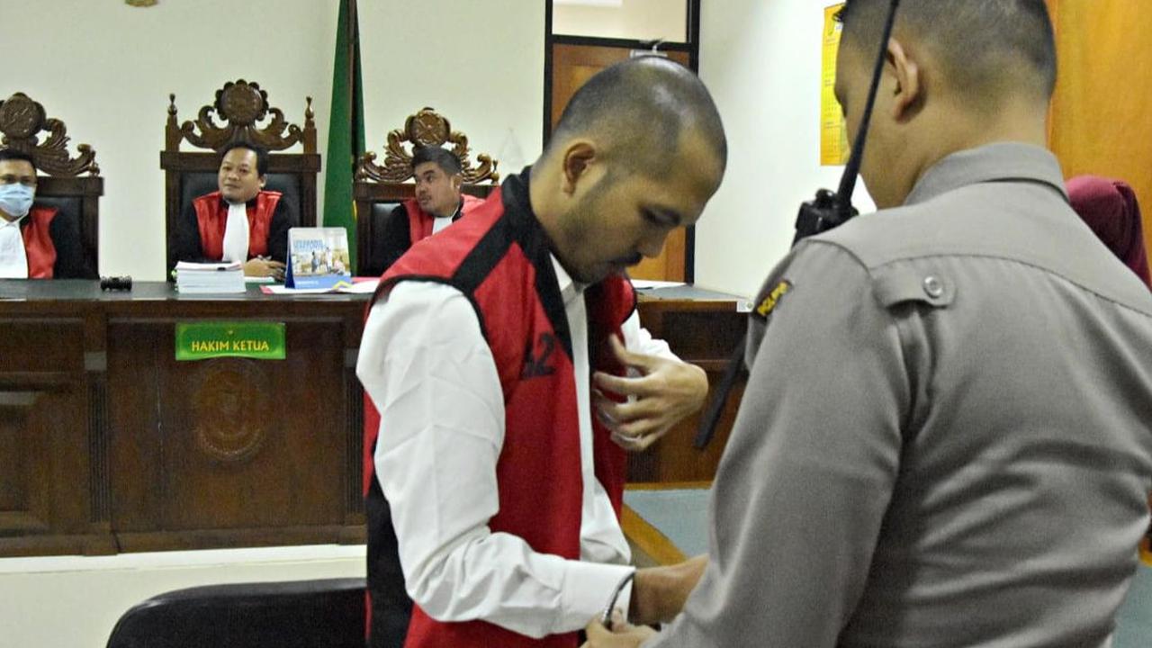 "Kan diambil apartemennya, kemarin juga sempat digadaikan sertifikatnya, tapi sekarang sudah diambil dan ada di pengadilan, nanti bisa kami ambil," ungkap sepupu.