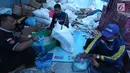 Relawan Tagana memasukan beras dan mie instan untuk Warga korban gempa dan tsunami Palu di kantor Dinas Sosial, Palu, Sulawesi Tengah, Minggu (7/10). Warga antre sejak pagi untuk mendapatkan bantuan yang disalurkan dari Dinsos. (Liputan6.com/Fery Pradolo)