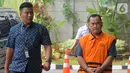 Penyuap Bupati nonaktif Pakpak Bharat Remigo Yolando Berutu, Anwar Fuseng Padang (kanan) tiba di Gedung KPK, Jakarta, Rabu (30/10/2019). Wakil Direktur CV Wendy itu diperiksa sebagai tersangka suap proyek pengaspalan Jalan Simpang Singgabur Namuseng senilai Rp 5,1 miliar. (merdeka.com/Dwi Narwoko)