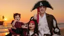 <p>Keluarga Patricia Gouw memilih tema kostum Pirates atau bajak laut. Patricia pun tampil dengan dress merah bergaris hitam lengkap dengan korset hitam. Riasan wajahnya membuatkan semakin tampil totalitas. [@patriciagouw]</p>