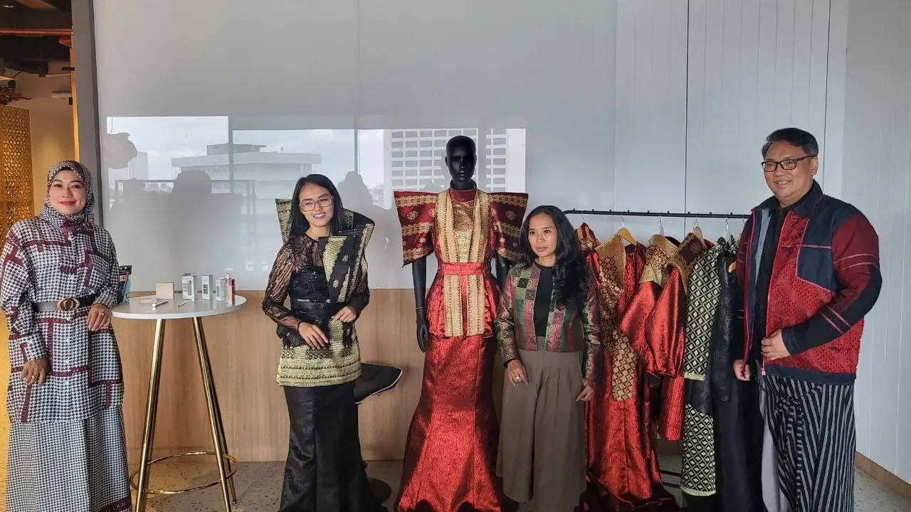 Desainer Ria Anjelina bersama Diah Kusumawardhani, Founder Belantara Budaya Indonesia dan Dave selaku Pemerhati Budaya.