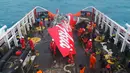 Tim SAR gabungan berhasil mengangkat ekor pesawat AirAsia QZ8501 dari dasar laut, dekat Selat Karimata,  Kalteng, Sabtu (10/1/2015). (Liputan6.com/Rochmanuddin)