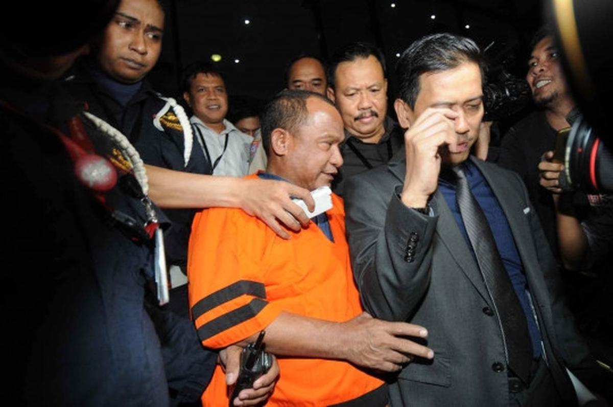Resmi ditahan, tersangka Bupati Morontai bungkam seribu bahasa