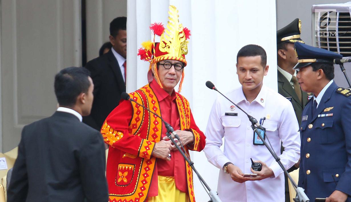 Menteri Hukum dan Hak Asasi Manusia, Yasonna Laoly mengenakan pakaian adat saat mengikuti upacara Hari Lahir Pancasila di gedung Pancasila, Jakarta, Kamis (1/6). Dalam upacara ini Yasonna Laoly  mengenakan pakaian adat Nias. (Liputan6.com/Angga Yuniar)