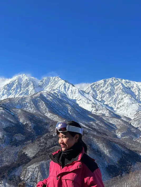 Banyak potretnya yang indah ini pun diabadikan dalam media sosial Instagramnya. Tidak sedikit para seleb yang suka bermain ski saat liburan ke luar negeri pun tertarik untuk mencoba ke Gunung Iwatake. Selain main ski, di sela liburannya ini Yura Yunita pun sempat melakukan olahraga lari untuk persiapan marathon. (Liputan6.com/IG/@yurayunita)
