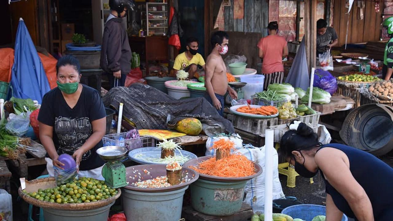 Aktivitas pedagang di Pasar Pinasungkulan Manado, salah satu klaster penyebaran Covid-19 di Sulut.