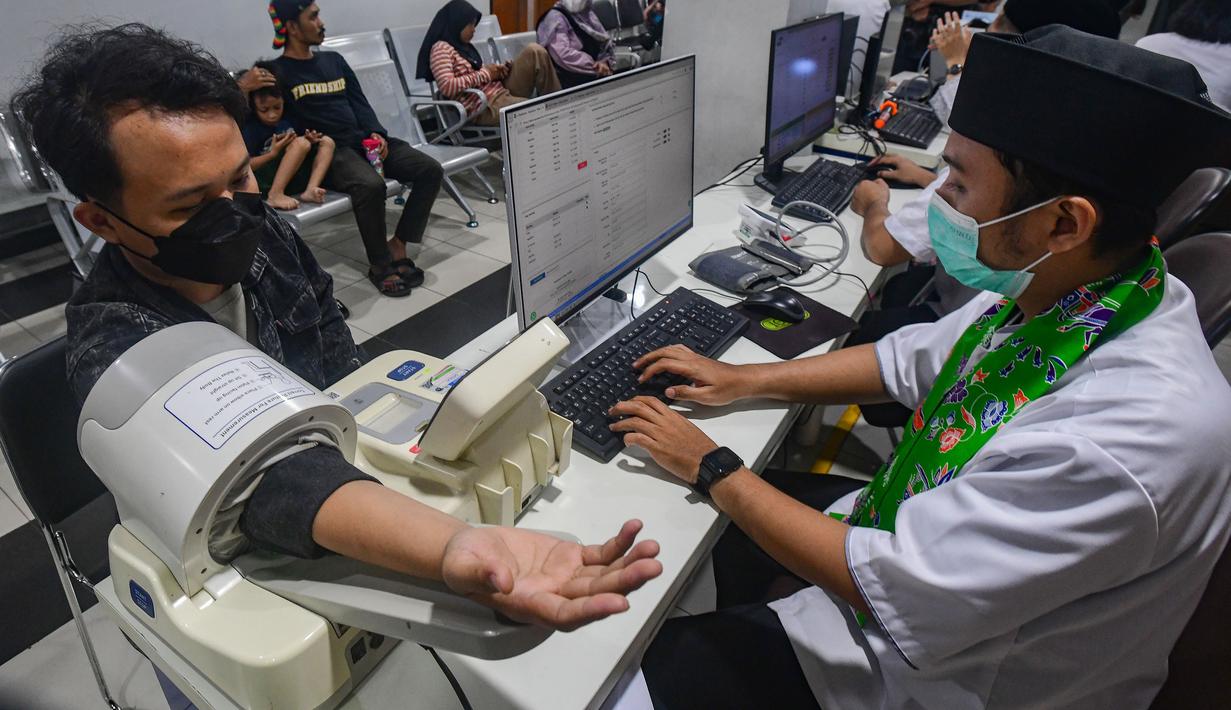 Warga melakukan pengukuran tensi darah  di Puskesmas Kebayoran Lama, Jakarta, Jumat (9/1/2026). Pelayanan kesehatan di Puskesmas Kebayoran Lama, sempat menarik perhatian Gubernur DKI Jakarta, Pramono Anung. (merdeka.com/Arie Basuki)