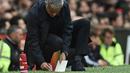 Pelatih Manchester United,  Jose Mourinho tengah mencatat hal-hal penting selama pertandingan melawan Manchester City pada laga Premier League di Old Trafford, Manchester,  (10/9/2016). (AFP/Oli Scarff)