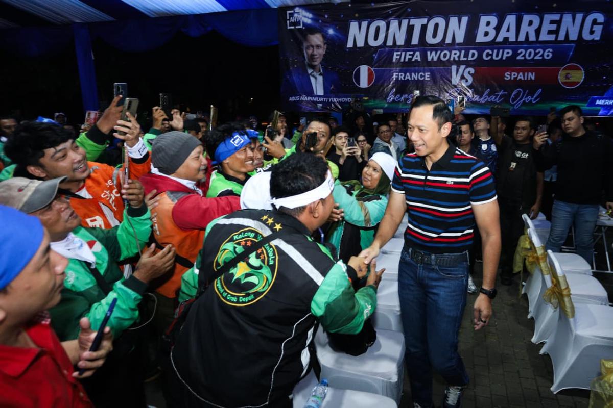 Ketua Umum Partai Demokrat Agus Harimurti Yudhoyono (AHY) menggelar nonton bareng (nobar) semifinal Piala Dunia 2026 bersama ratusan pengemudi ojek online (ojol) di Gelora Bung Karno (GBK), Jakarta, Rabu (15/7/2026) dini hari.