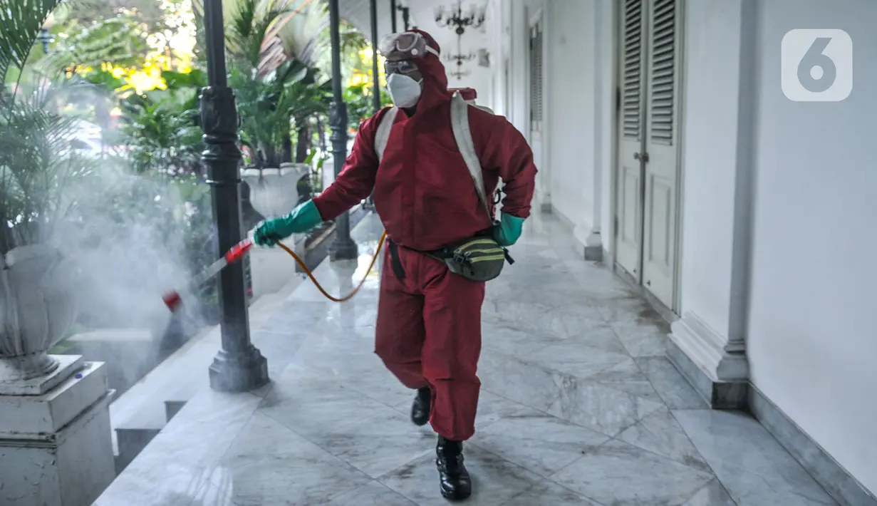 Petugas dari Sudin Gulkarmat Jakarta Pusat menyemprotkan disinfektan lingkungan Balai Kota, Jakarta, Selasa (1/12/2020).Penyemprotan disinfektan tersebut juga dilakukan  guna mencegah penyebaran virus di lingkungan Balai Kota. (merdeka.com/Iqbal S. Nugroho)