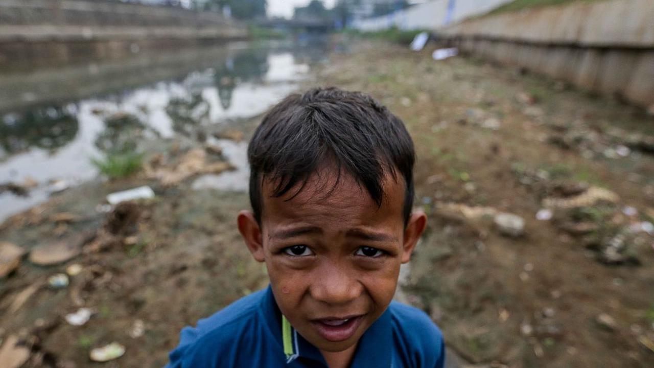 Selain itu, sebagian tepian Sungai Ciliwung ada yang sudah mengering. 

Kondisi itu dimanfaatkan oleh anak-anak setempat sebagai tempat bermain mereka.