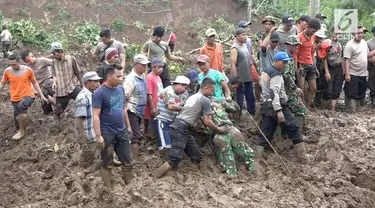 Satu keluarga tertimbun longsor di Desa Jambesari, Kabupaten Jember, Jawa Timur, Senin (16/10) malam. Satu korban ditemukan hari ini Rabu (18/10/2017)