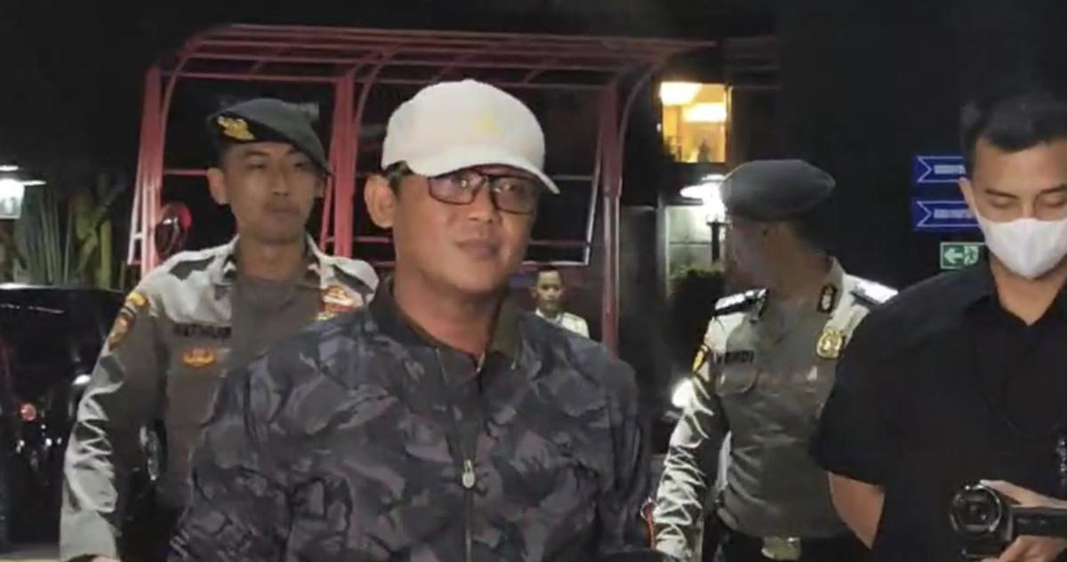 Tampang Bupati Lampung Tengah Ardito Wijaya saat Tiba di KPK Pasca Terjerat OTT, Masih Bisa Lempar Senyum