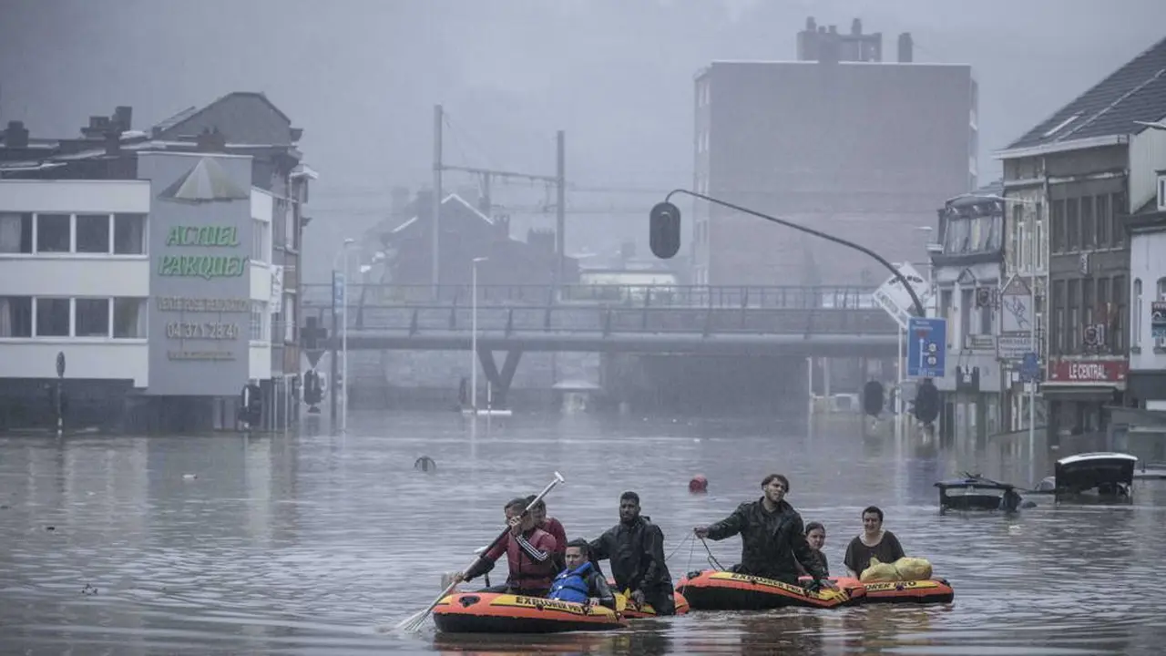 Banjir di Jerman. Ribuan warga dievakuasi. Banyak korban jiwa dari  North Rhine-Westphalia and Rhineland-Palatinate.