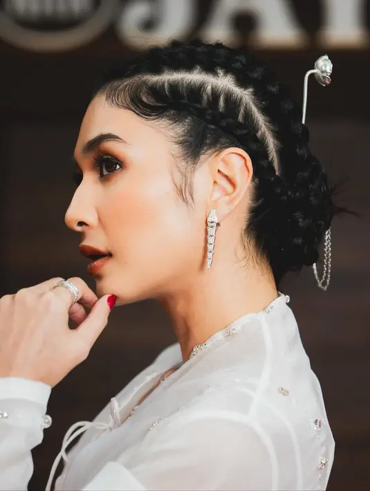 Mikha Tambayong lengkapi tampilannya dengan anting dan cincin dari Bvlgari. Konde silver dari Subeng Klasik jadi sentuhan lokal yang hiasi braided bung [@miktambayong]