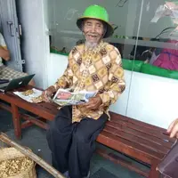 Seorang kakek asa Boyolali berjualan kacang untuk menyambung hidupnya. Agar dagangannya habis, dia pikul bakul miliknya sampai Semarang. | Sumber Foto: Facebook.com/Gatot JP