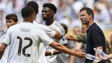 Pelatih Real Madrid, Xabi Alonso, berbicara dengan para pemainnya dalam pertandingan Grup H Piala Dunia Antarklub antara Real Madrid dan Al Hilal di Miami Gardens, Florida, Rabu, 18 Juni 2025. (AP Photo/Rebecca Blackwell)