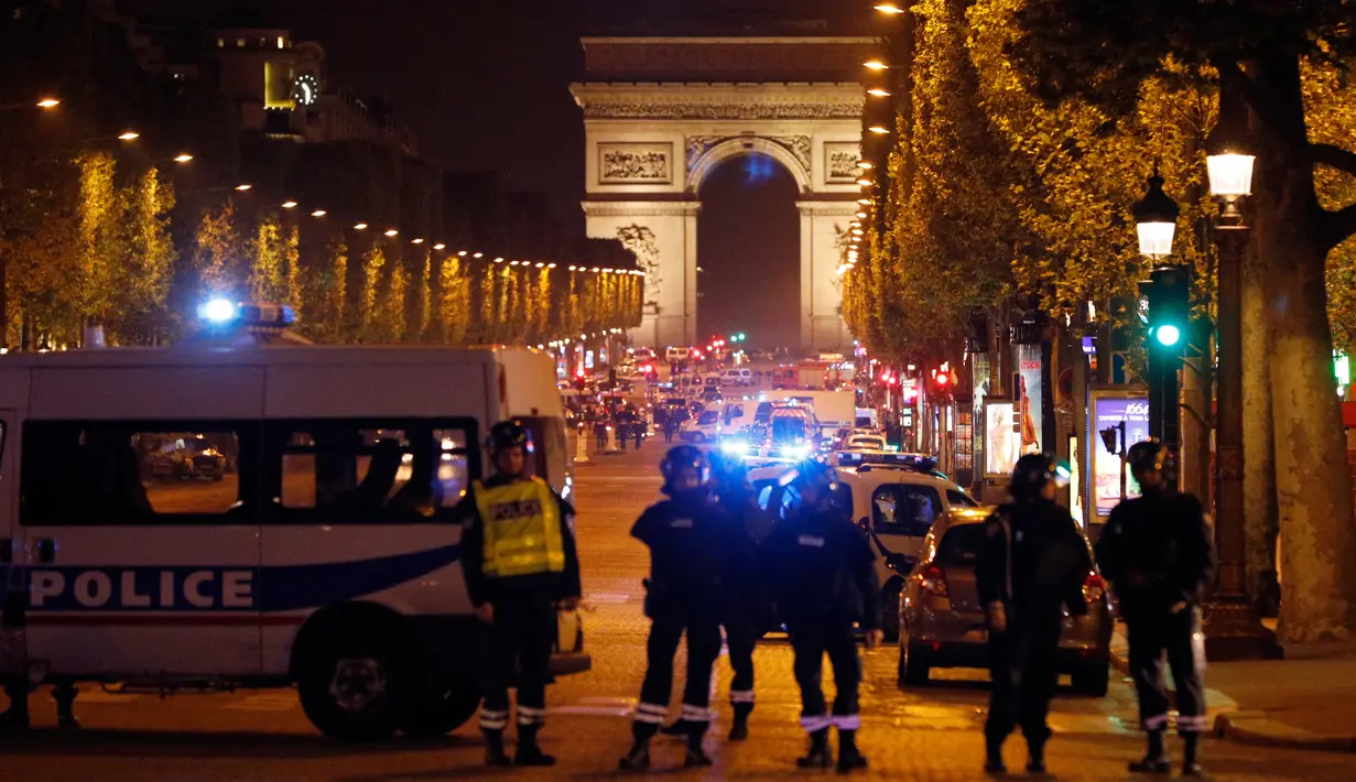 Polisi menutup jalan akses ke kawasan Champs Elysees di Paris setelah penembakan terhadap aparat kepolisian Prancis, Kamis (20/4). Seorang polisi tewas dan dua lainnya terluka dalam insiden penembakan tersebut. (AP Photo/Kamil Zihnioglu)