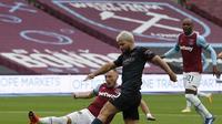 Striker Manchester City, Sergio Aguero, dalam laga kontra West Ham United pada pekan keenam Premier League, Sabtu (24/10/2020). (AFP/PAUL CHILDS)